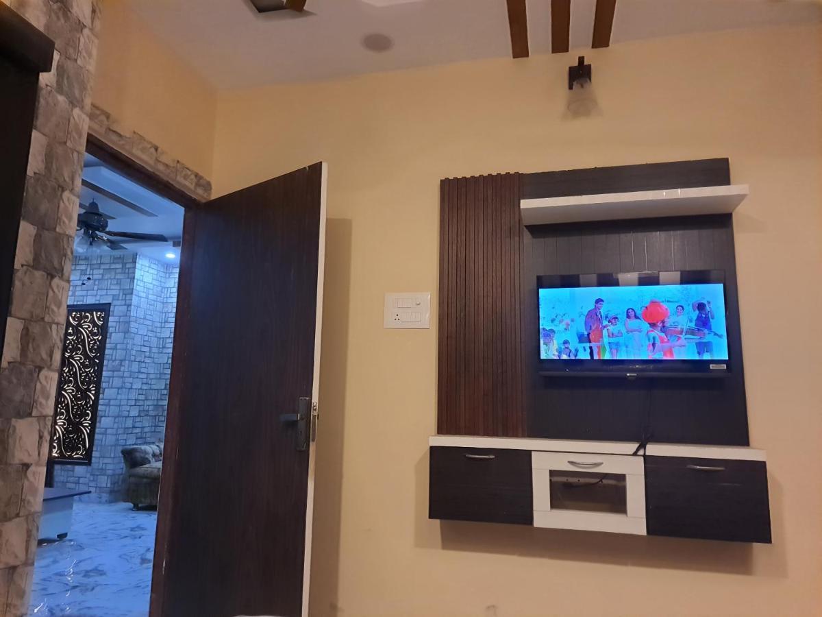 Divine Hotel & Banquet Hall Бопал Екстериор снимка